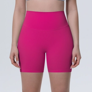 Détail du short de yoga rose fuchsia à taille haute avec une coupe sans couture gainante
