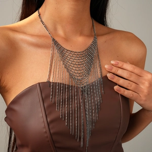 Collier en maille bronze avec longues franges et pampilles pour femmes style punk