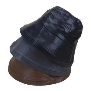 Lot de trois bobs élégants en similicuir PU déclinés en noir, gris foncé et marron