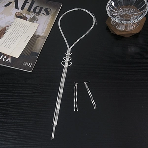 Dettaglio del set collana con nappe in argento con cuori intrecciati e strass