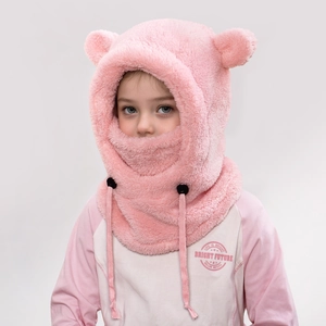 Détail de la capuche en peluche rose pour enfant avec oreilles d'ours et cordon de serrage