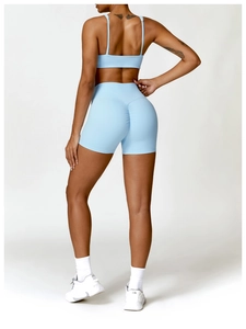 Λεπτομέρεια σετ γιόγκα γαλάζιο με σορτς scrunch butt και αθλητικό σουτιέν υψηλής μέσης