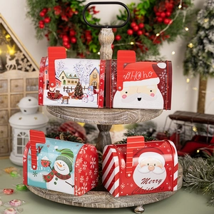 Boîtes cadeaux boîte aux lettres de Noël rouges et bleues sur une étagère en bois décorée