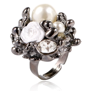 Vue détaillée d'une fleur en tissu blanc et perle sur une bague réglable gris métal