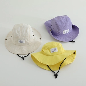 Détail de chapeaux de soleil à séchage rapide en beige, violet et jaune avec cordon réglable