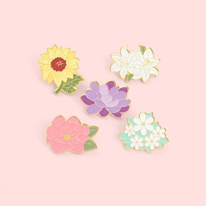 Set di spille a fiore in smalto con girasole giglio loto e camelia su sfondo rosa