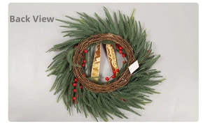 Détail de la base en rotin naturel et des aiguilles de pin du couronnes de Noël