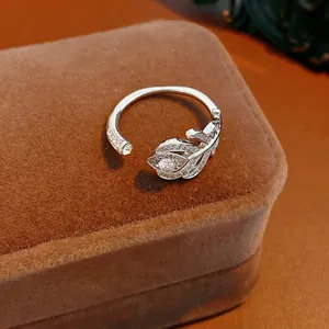 Bague ajustable argentée avec feuille sertie de zircons et pierre ronde brillante