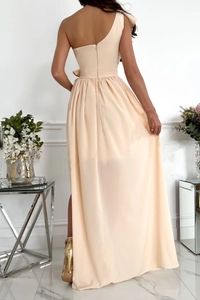 Details des eleganten champagnerfarbenen One-Shoulder-Kleids mit seidigem Faltenwurf am Rücken