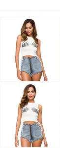 Dettaglio shorts in denim azzurro con lunga cerniera frontale e lacci laterali intrecciati