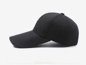Vue latérale de la casquette de baseball noire avec visière longue et tissu texturé