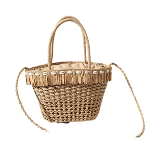 Borsa tote in paglia intrecciata con frange di conchiglie e tracolla per le vacanze