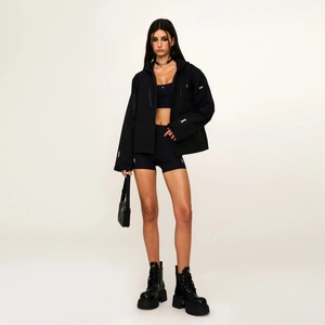 Futuristische schwarze Kapuzensportjacke und Shorts Set mit Sternlogo für Outdoor