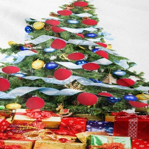 Dettaglio ravvicinato di un arazzo natalizio con stampa di albero di Natale decorato