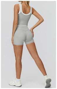Vue détaillée du short de yoga gris à taille haute et du gilet de sport de l'arrière