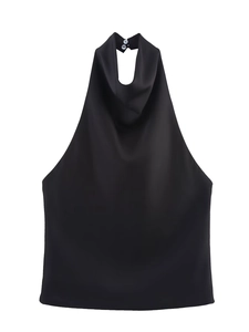 Vue détaillée du haut dos nu en satin de soie noir avec encolure haute boutonnée