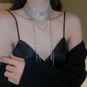 Collana girocollo lussuosa multistrato in argento con frange di strass scintillanti da donna