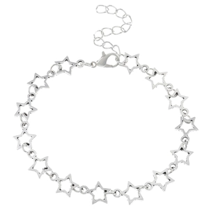 Détail de maillons étoiles argentés avec fermoir mousqueton et chaînette d'extension