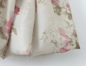 Dettaglio ravvicinato della stampa floreale su tessuto chiffon di alta qualità