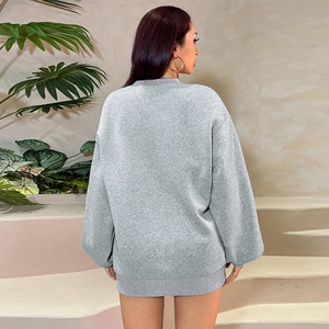 Vue arrière du sweat-shirt gris oversize en coton avec épaules tombantes et poignets côtelés