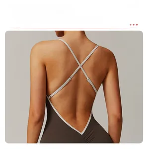 Détail du dos d'un body de yoga avec sangles croisées, coupe en V et bord contrasté
