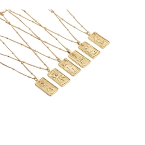 Colliers pendentifs dieu du soleil plaqués or avec 12 motifs de zodiaque en relief