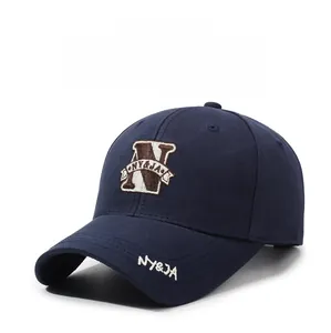 Broderie détaillée de la lettre N sur une casquette de baseball en sergé de coton bleu