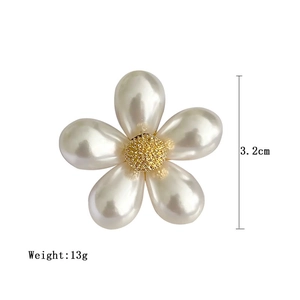 Detail view of pearl flower brooch with 3.2cm height and 13g weight specifications
