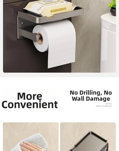 Detailansicht grauer Toilettenpapierhalter mit Ablage und bohrfreier Wandmontage