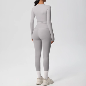 Vista posteriore del set yoga grigio chiaro con vestibilità aderente e alta elasticità