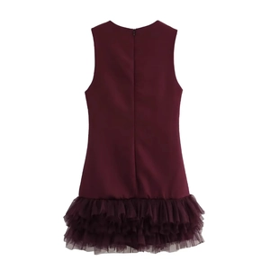 Dettaglio dell'abito smanicato bordeaux con zip invisibile e balze in tulle stratificato