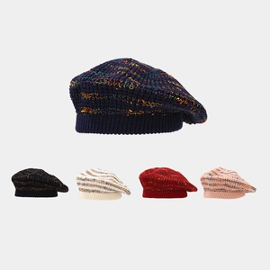 Set di baschi in maglia da donna in cinque colori alla moda per un look invernale chic