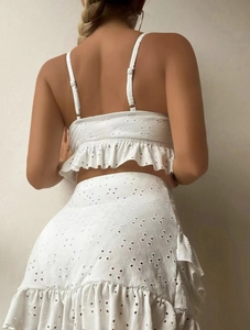 Achteraanzicht van de witte broderie anglaise set met ruches en een open rugpand