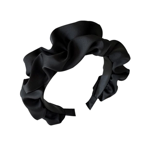 Serre-tête plissé en satin noir élégant avec style rétro français à dessus haut