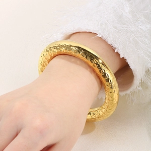 Women Stainless Steel Hammered Texture Bangle Bracelet 18K Gold Plated Hollow Round Chunky Retro Fashion Jewelry