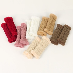 Détail de mitaines en maille torsadée avec bordure en fausse fourrure en six couleurs