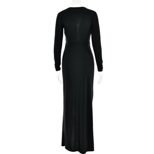 Vue arrière détaillée d'une robe longue noire à manches longues et coupe ajustée