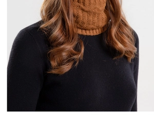 Detaillierte Nahaufnahme eines braunen Strickschals mit hochwertiger Textur