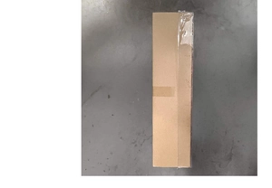 Dettaglio della scatola in cartone ondulato per set di palline decorative natalizie
