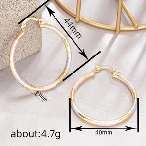 Driekleurige golvende oorringen in goud, roségoud en zilver, 44 mm grote metalen ringen
