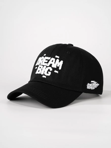Detailansicht der schwarzen Baseballkappe mit weißer DREAM BIG Chenille-Stickerei