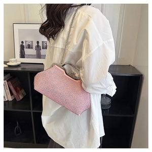 Borsa a conchiglia rosa con strass, catena argento e chiusura metallica lucida