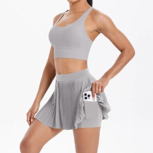 Détail de la jupe de tennis grise avec poche latérale cachée pour téléphone et plis