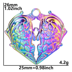 Vue macro d'un pendentif cœur à fleurs arc-en-ciel avec dimensions de 26x25 mm