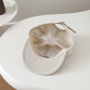 Détails des coutures internes et bords renforcés d'une casquette hip-hop beige pour enfants