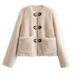 Veste courte en fausse fourrure crème avec crochets métalliques et poches sur fond blanc