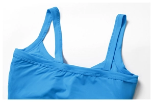 Détail des bretelles du soutien-gorge de sport bleu roi et des coutures plates précises