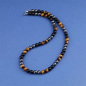 Detail van de 8mm tijgeroog en zwarte obsidiaan kralenketting met metalen karabijnsluiting