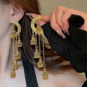 Boucles d'oreilles bohèmes dorées avec pompons longs, demi-lune et cloches de style Jhumka
