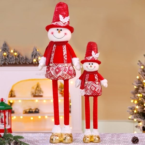 Détail de poupées bonhommes de neige rouges à paillettes avec de longues jambes dorées